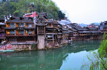 張家界國家森林公園、黃龍洞、鳳凰古城九景三晚四日游
